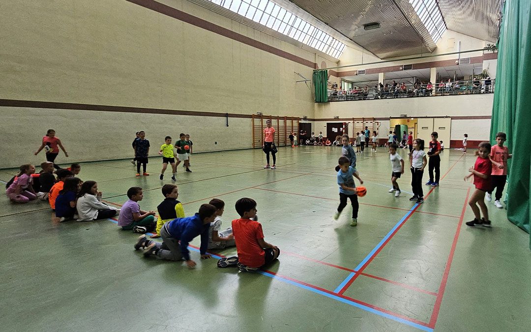 Éxito rotundo de participación en la exhibición de datchball con más de 100 escolares./ Ayuntamiento de Alcorisa