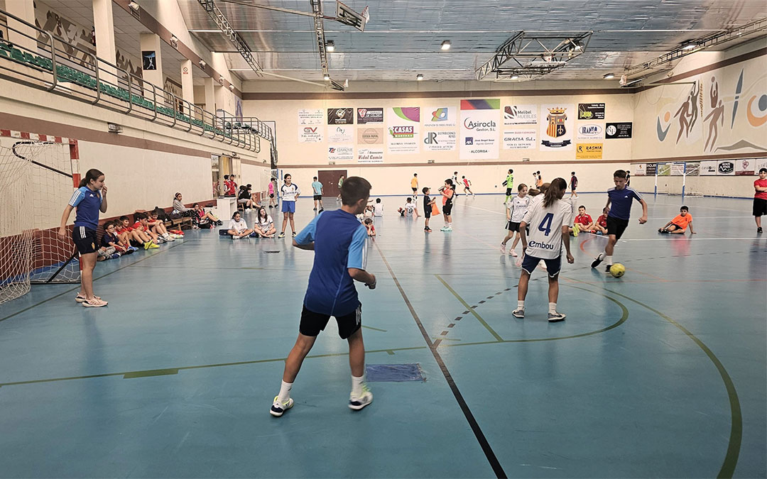 Jóvenes de distintas categorías por edad pudieron disfrutar de una modalidad de fútbol sala con 3 jugadores contra otros 3./ Ayuntamiento de Alcorisa
