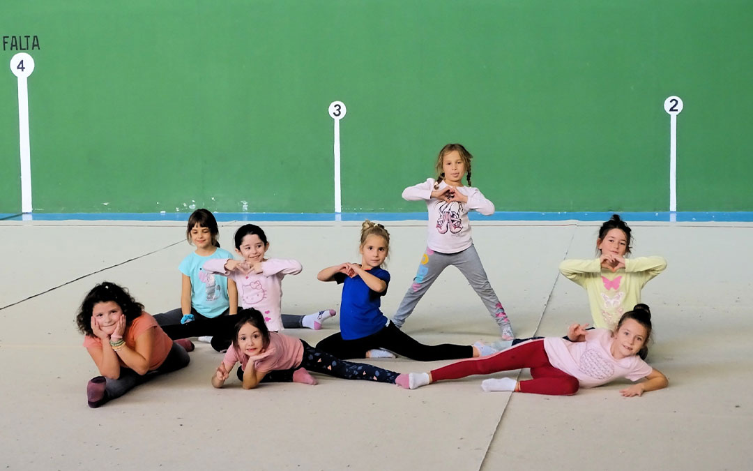 El viernes hubo una sesión de puertas abiertas para practicar deportes como la gimnasia rítmica./ Ayuntamiento de Alcorisa