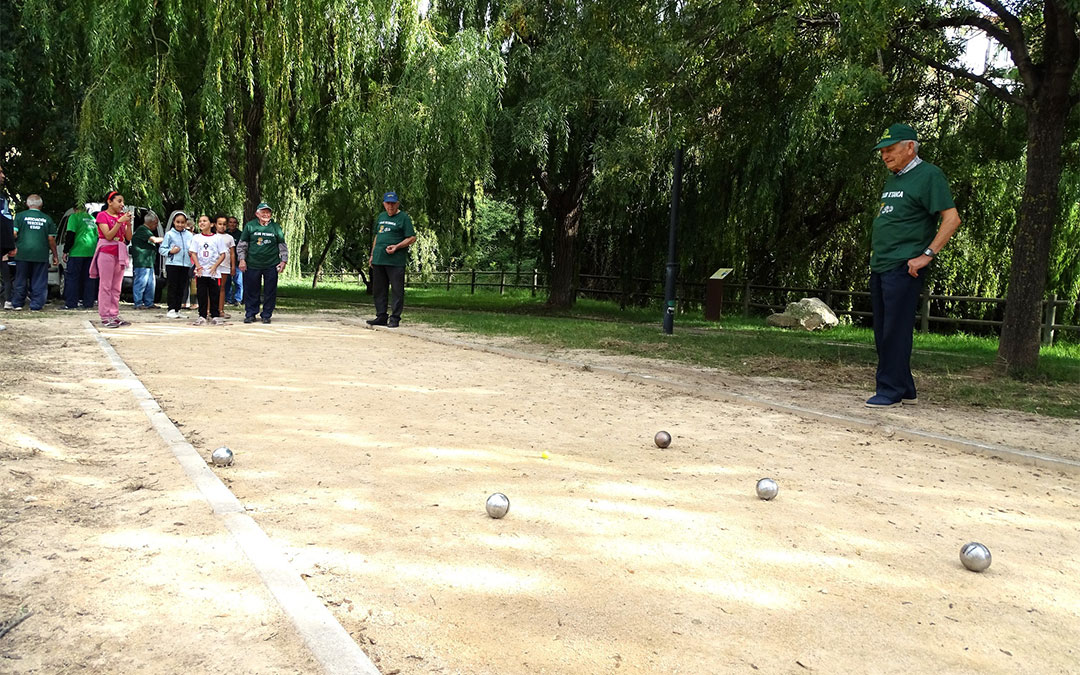 Un torneo de petanca para todos los públicos amenizó una de las tardes. Los mayores enseñaron a los pequeños acerca de cómo tirar para acercarse más al boliche./ Ayuntamiento de Alcorisa