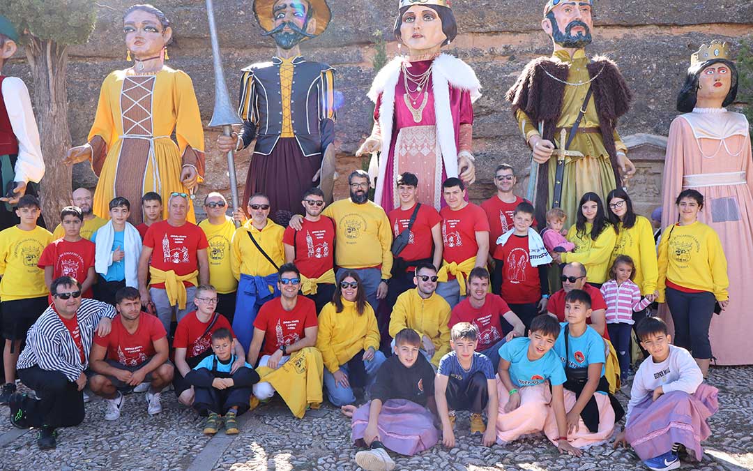 Comparsa de Gigantes y Cabezudos de Alcorisa al completo. / A.Z