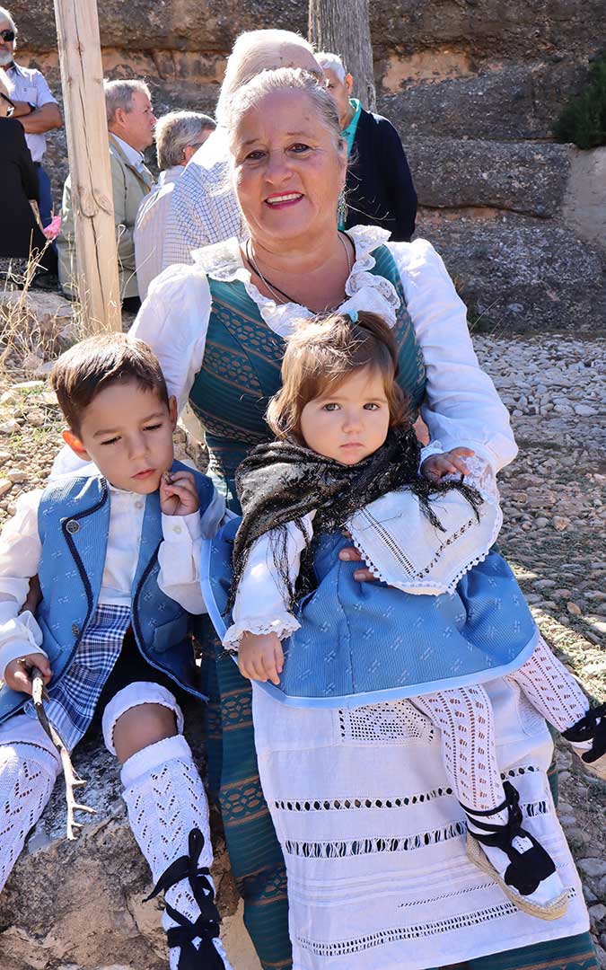 Pilar Aznar junto a su dos nietos este domingo en Alcorisa. /A.Z