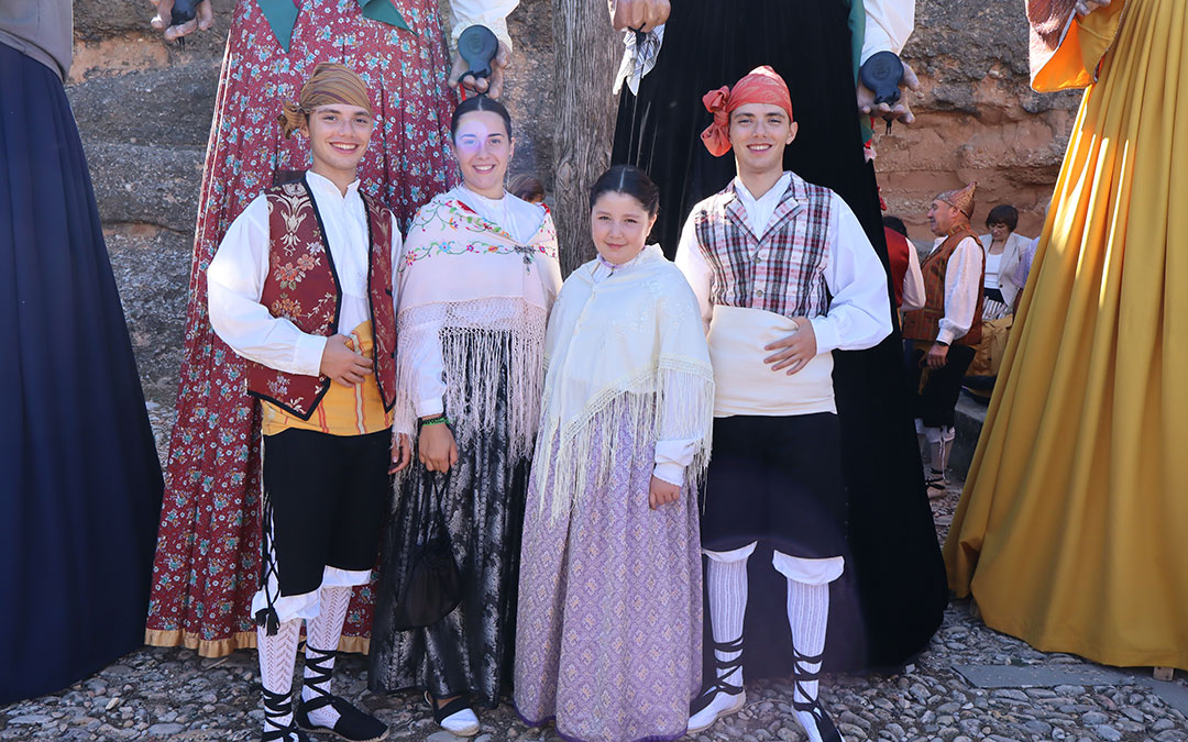 Los alcorisanos visten el traje regional. / A.Z
