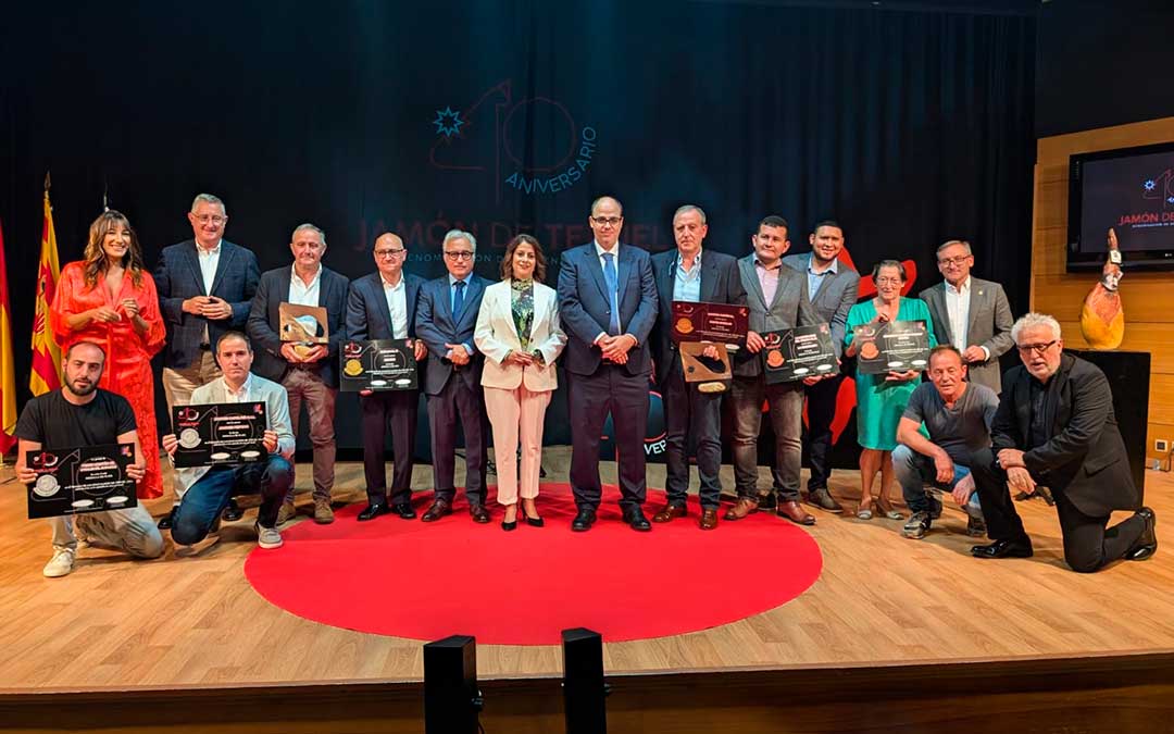 Foto de familia de los ganadores y autoridades institucionales. Manuel Esteve, de Grupo Arcoiris, tercero por la izquierda junto al consejero Blasco./ L.C.