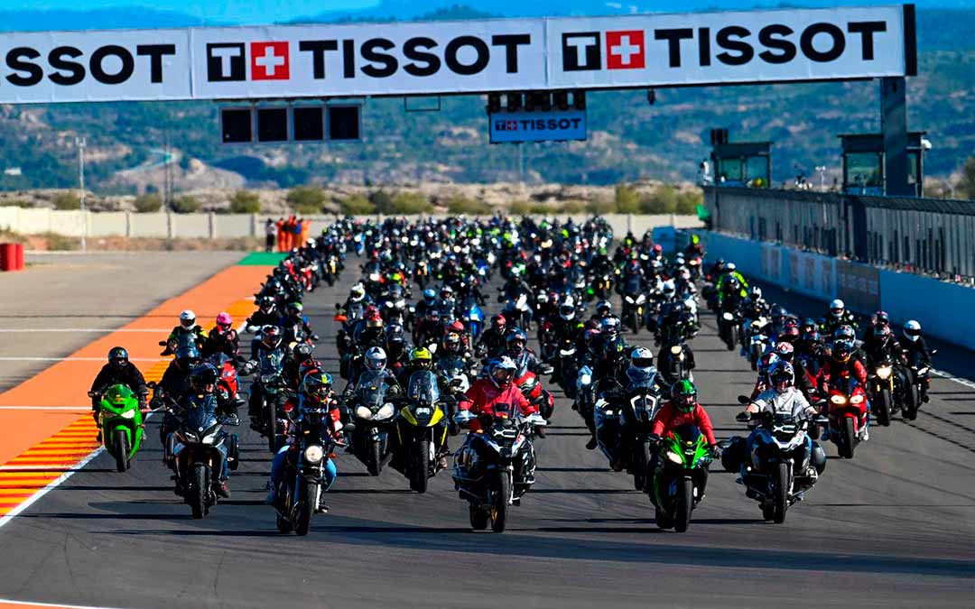 Aficionados con sus motos en la Fan Bike Parade en Motorland./ Motorland