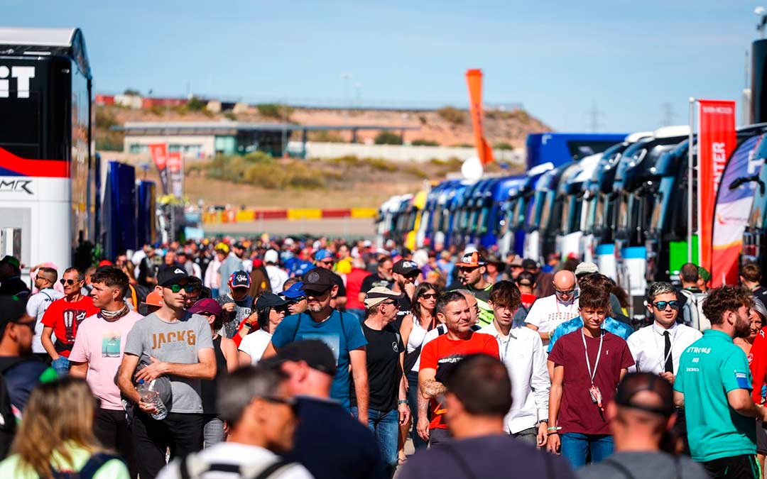 Aficionados disfrutando en el Paddock durante el Mundial Superbikes./ Motorland