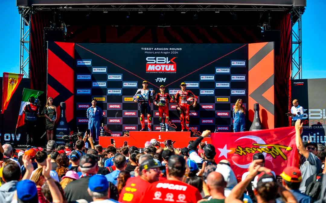 Imagen del Paddock Show en el podio de la Race 2 de Superbikes./ Motorland.