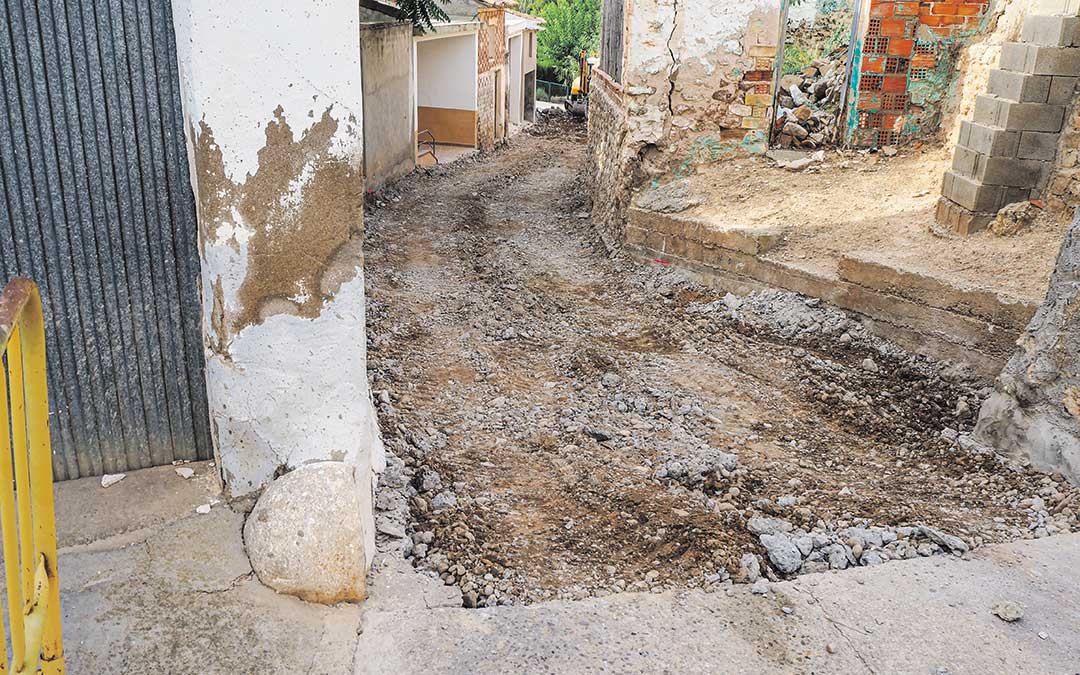 Obras en la calle Barranco en la que está el velatorio y que conecta con el parquin de coches. / T. Martín - Valdecara