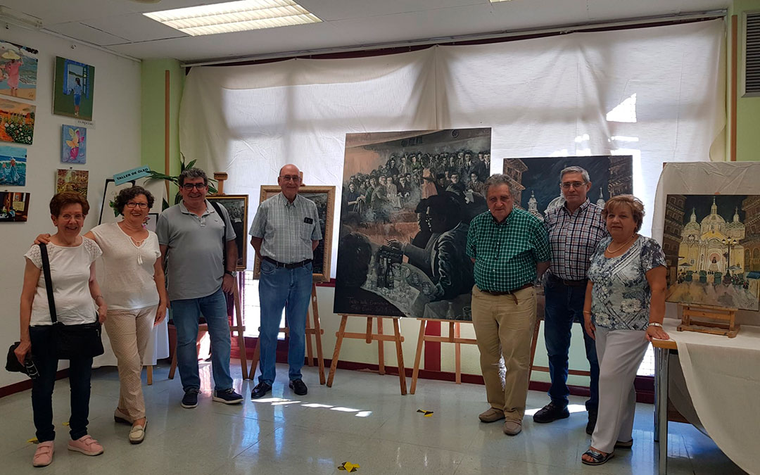 Sanz, tercero por la derecha, junto al cuadro y parte del alumnado en la exposición en San José./ La COMARCA