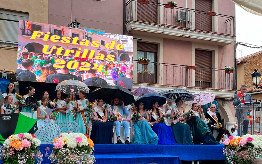 El alcalde, Joaquín Moreno, dirigiendo unas palabras en la presentación de las Majas con la lluvia volviendo a aparecer. / Ayto. Utrillas