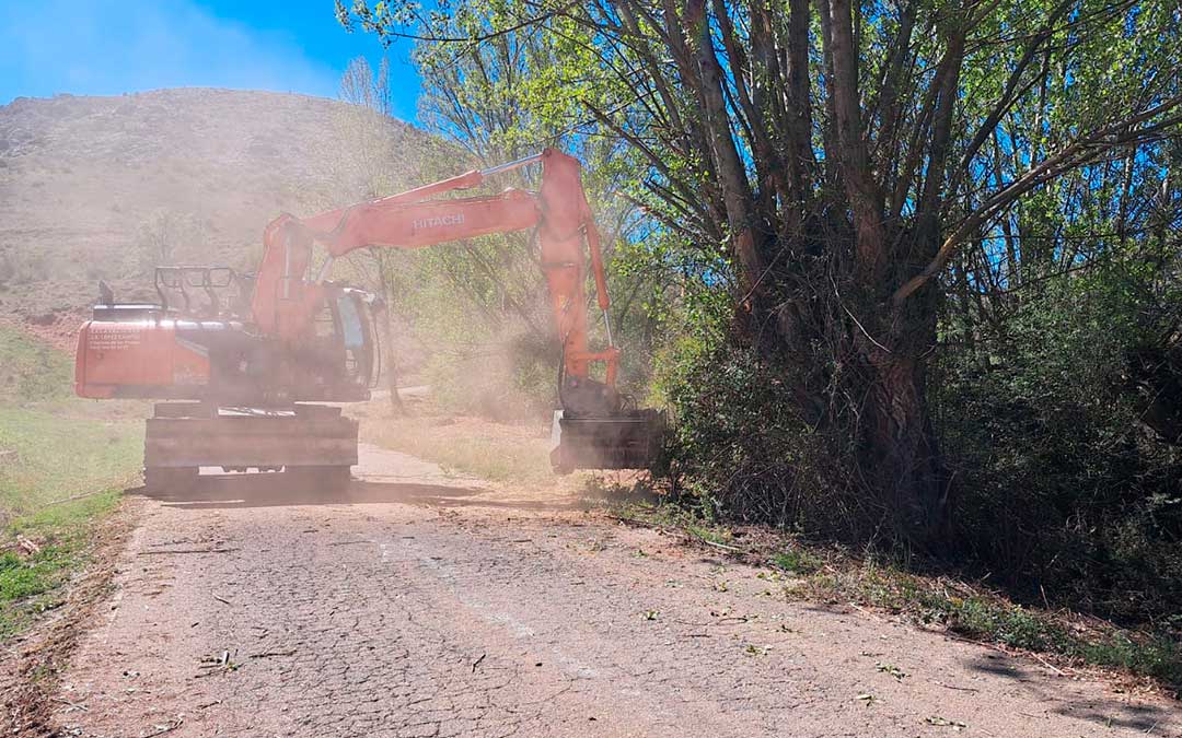 Trabajos de rehabilitación en la carretera junto a la DPT./ Ayto.
