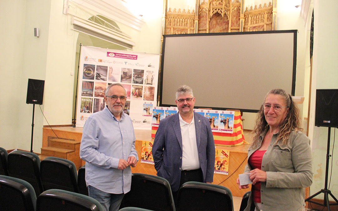 Santiago Sáenz, José Miguel Celma y Reyes Gimeno, tras la presentación del certamen en el Salón Don Diego, que se suma como sede con pantalla y sistema de audio. / B. Severino