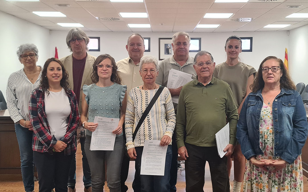 Representantes de las entidades culturales junto a los representantes comarcales./ L.C.