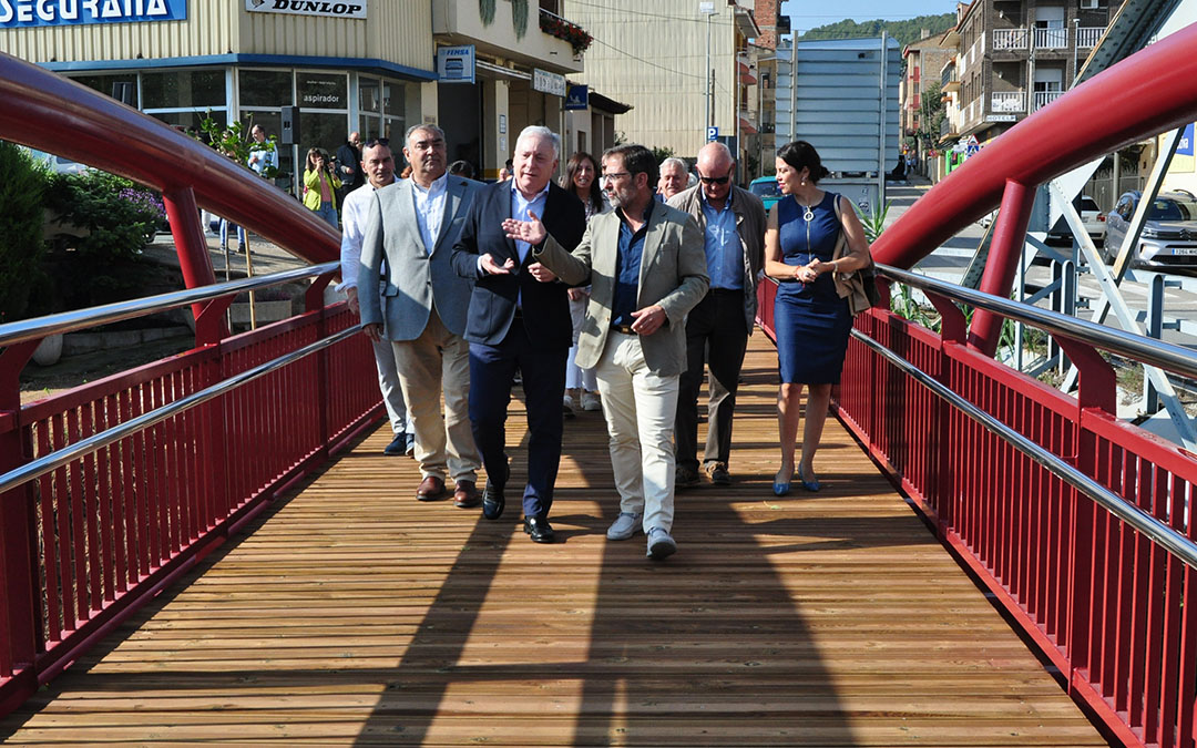El consejero de Fomento, Vivienda y Movilidad Octavio López, inauguró este lunes junto al alcalde Boné, la pasarela./ Javier de Luna