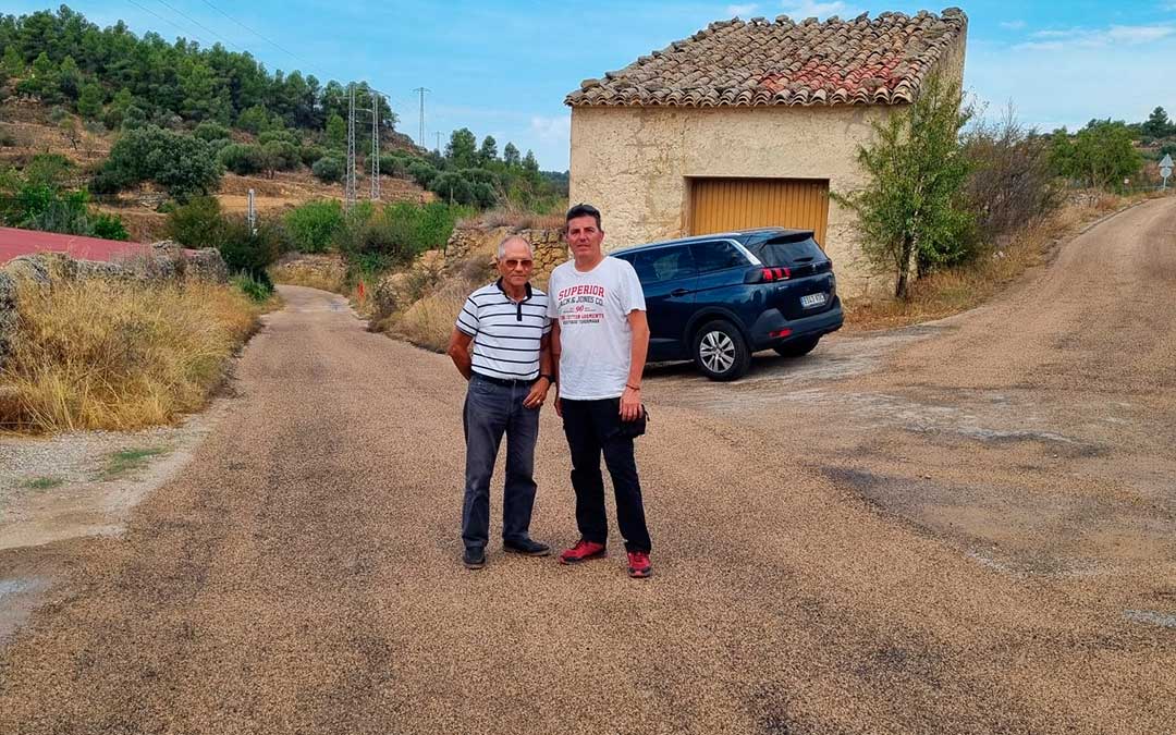 Miguel Andreu, teniente-alcalde de Valjunquera y concejal de Urbanismo, y Diego Sancho, concejal de Caminos, en dos de las vías objeto de actuación./ L.C.