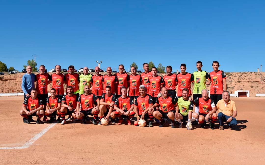 Foto de familia de los veteranos del Híjar F.C./ Q.M.