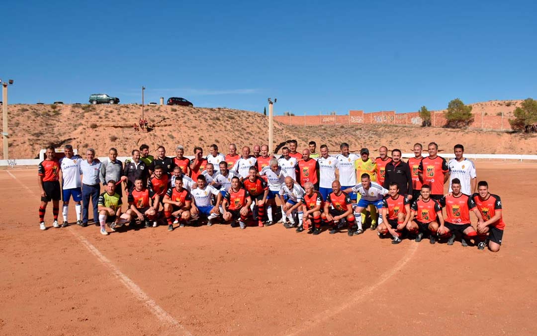 Los veteranos de ambos conjuntos en una foto de familia momentos antes de comenzar el amistoso./ Q.M.