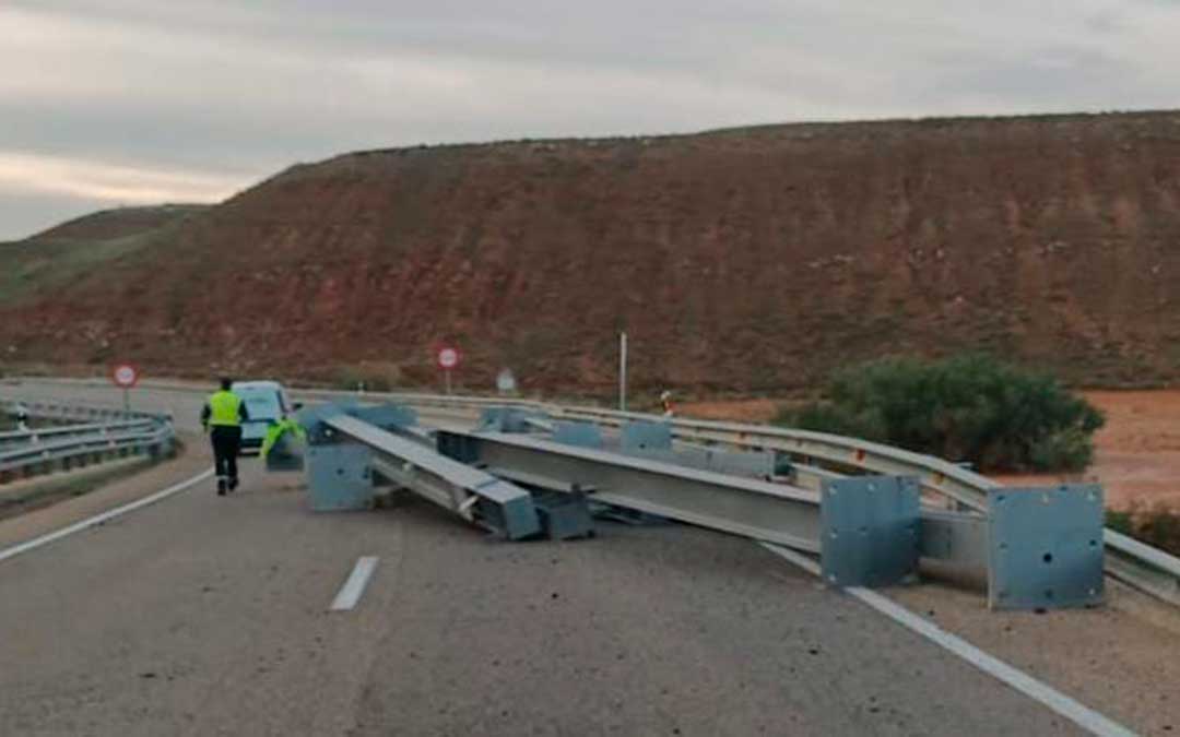 La pérdida de carga de un camión cortó un carril de la N-232 en el término municipal de Azaila./ La COMARCA