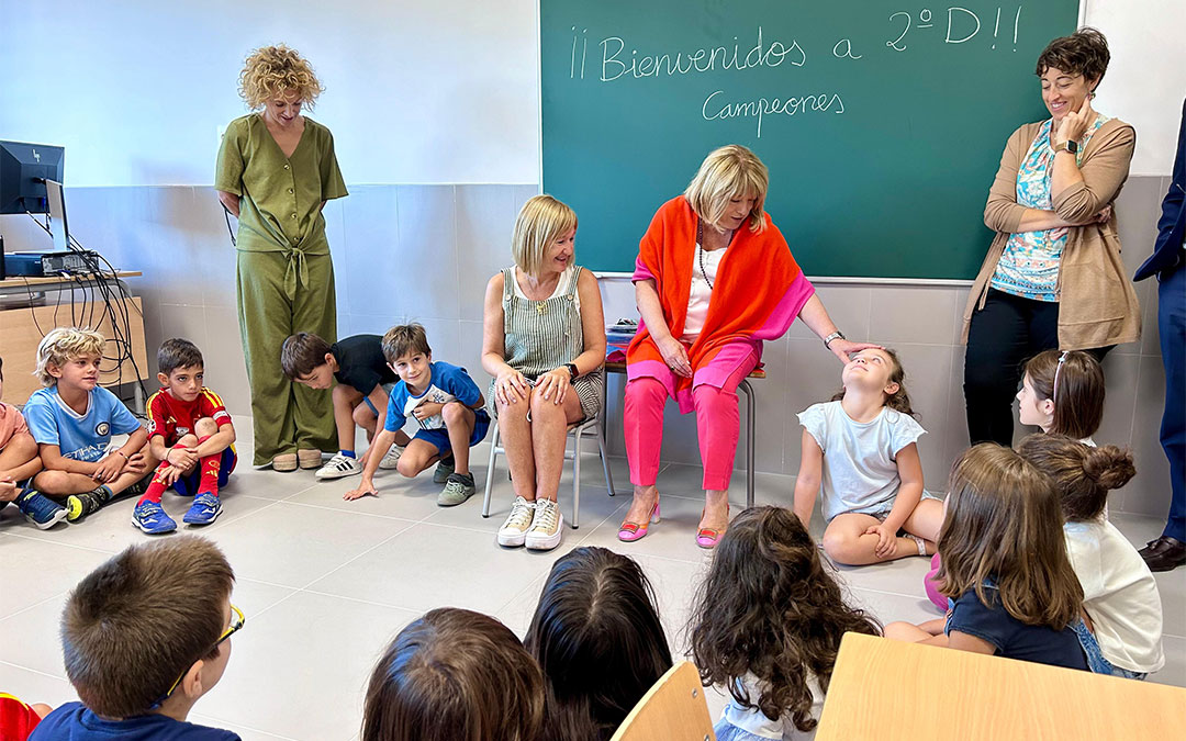 La consejera de Educación, Cultura y Deporte del Gobierno de Aragón, Tomasa Hernández, abrió el curso en el CPI Soledad Puértolas en Zaragoza./ DGA