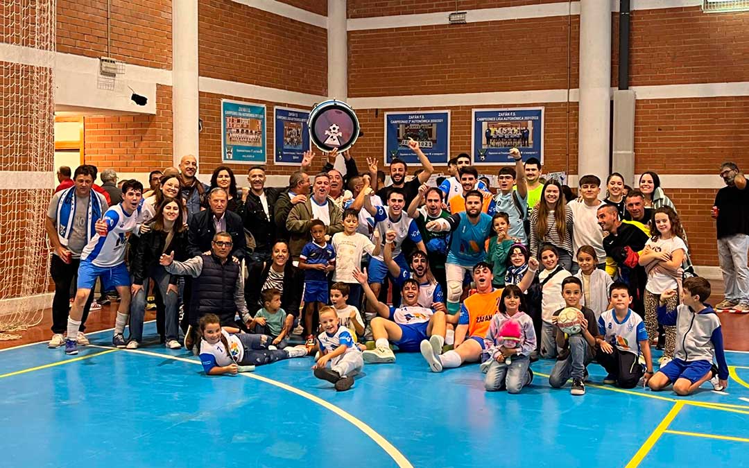 Integrantes y aficionados del Zafán tras su victoria frente al Ebrosala./ Zafán F.S.
