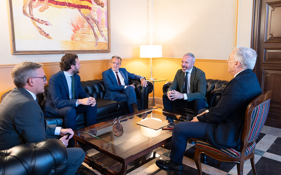 El presidente del Gobierno de Aragón, Jorge Azcón, ha recibido en su despacho a los tres presidentes de las diputaciones provinciales y al consejero López.