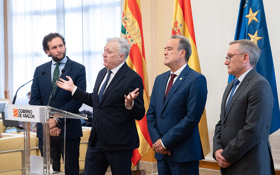 El consejero Octavio López ha comparecido en rueda de prensa con los presidentes de las tres diputaciones provinciales./ Fabián Simón.