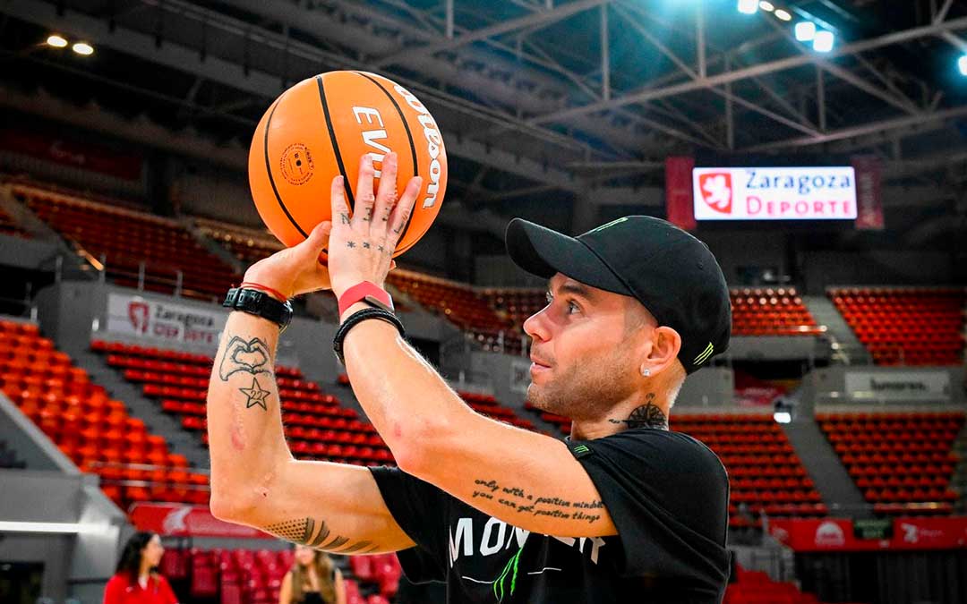 Álvaro Bautista ensayando su tiro en la presentación de la Tissot Aragón Round 2024./ Motorland.