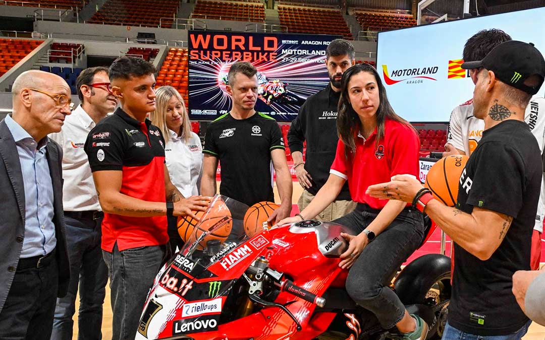 Pilotos de Superbikes y los jugadores del Casademont Zaragoza junto a la Ducati Panigale V4 de Álvaro Bautista./ Motorland.