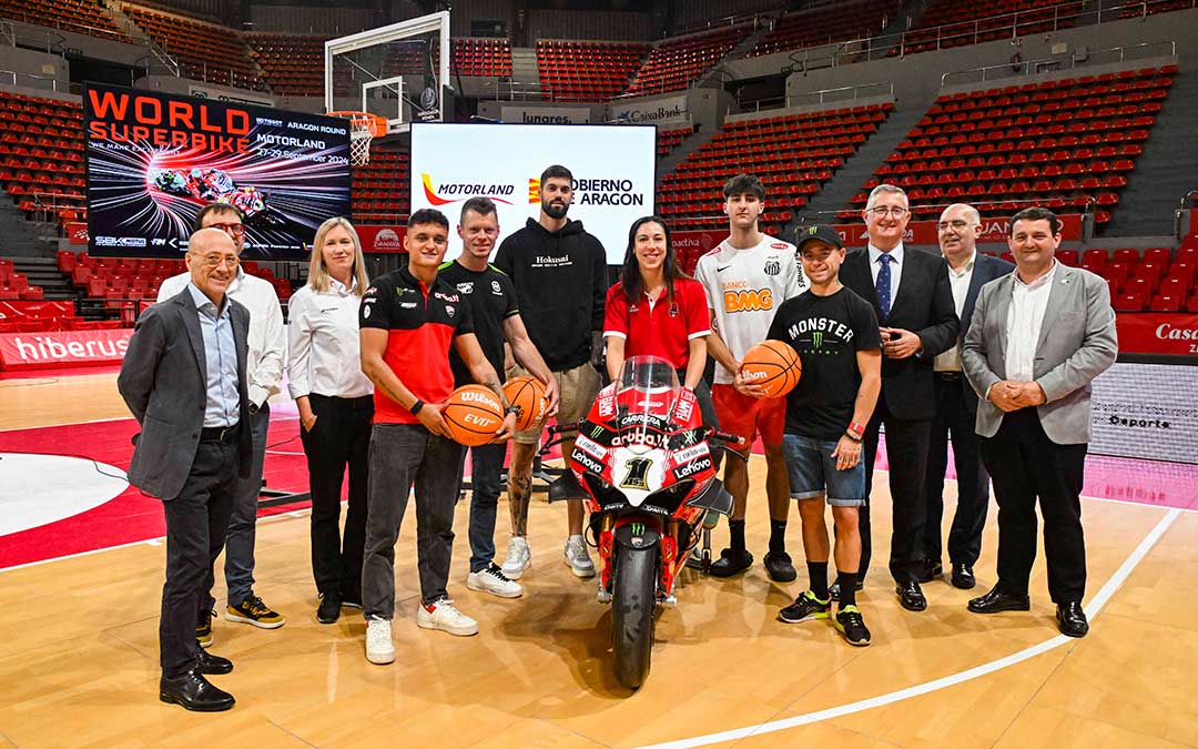 Presentación del campeonato del mundo de Superbikes este miércoles en Zaragoza con autoridades, pilotos y varios jugadores del Casademont./ DGA.