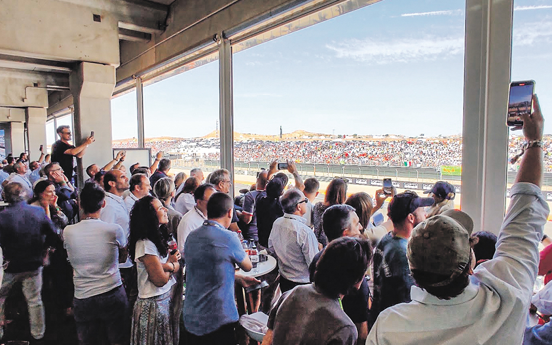 Gran expectación de los asistentes al VIP de DGA en la terraza antes de la salida de la carrera de Moto GP el domingo./ Eva Defior