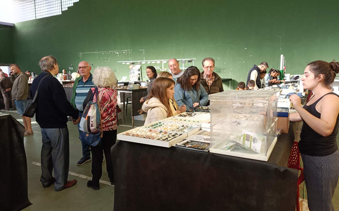 Turistas y amantes de la mineralogía y geología durante la II Feria Internacional de Minerales, Gemas y Fósiles de Utrillas./ Ayuntamiento de Utrillas