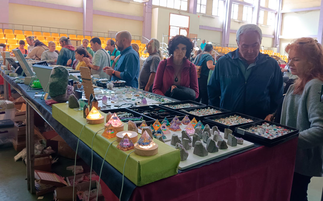 Varios visitantes en los diferentes expositores durante la II Feria Internacional de Minerales, Gemas y Fósiles. / Ayuntamiento de Utrillas