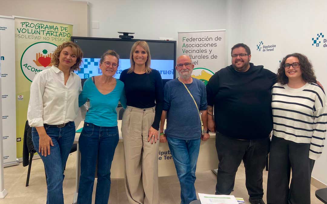 Los impulsores junto a la diputada de DPT, Beatríz Redón y el vicepresidente del Bajo Aragón, Alberto Carmona. / M.M.R.