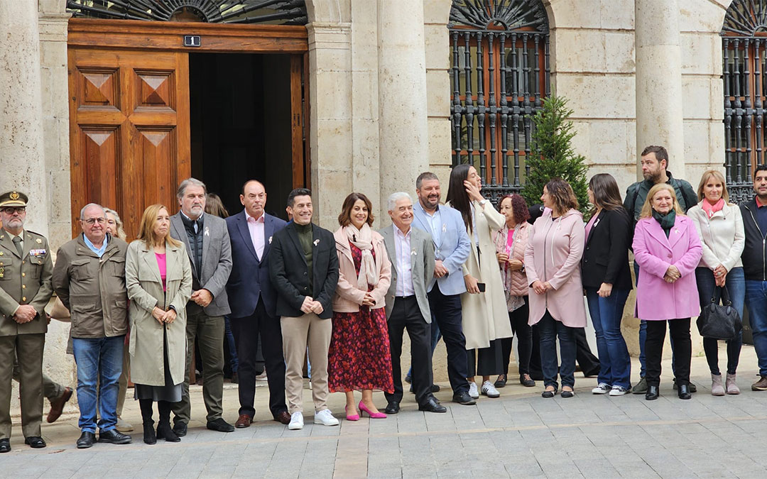 Acto por el Día Mundial Contra el Cáncer de Mama en el Ayuntamiento de Teruel, en el que ha participado la diputada Beatriz Redón./ DPT