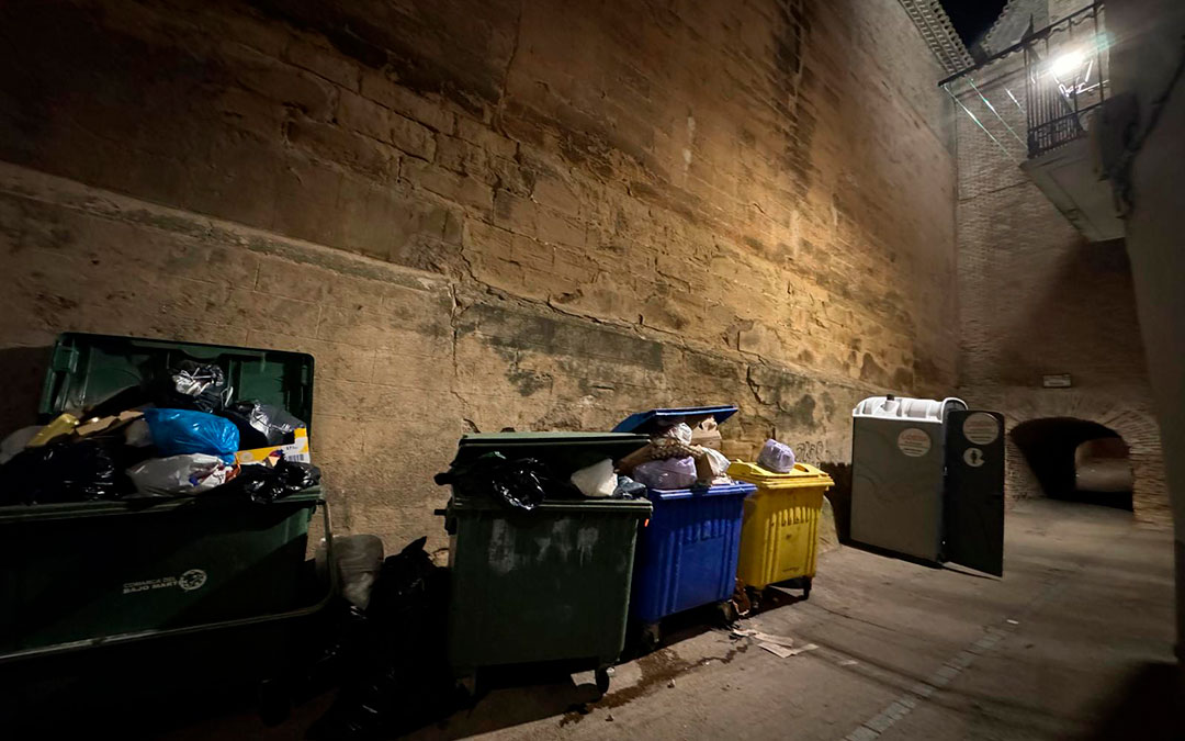 Fotografía tomada por vecinos en las fiestas de finales de septiembre, con el urinario añadido a los contenedores. / L.C.