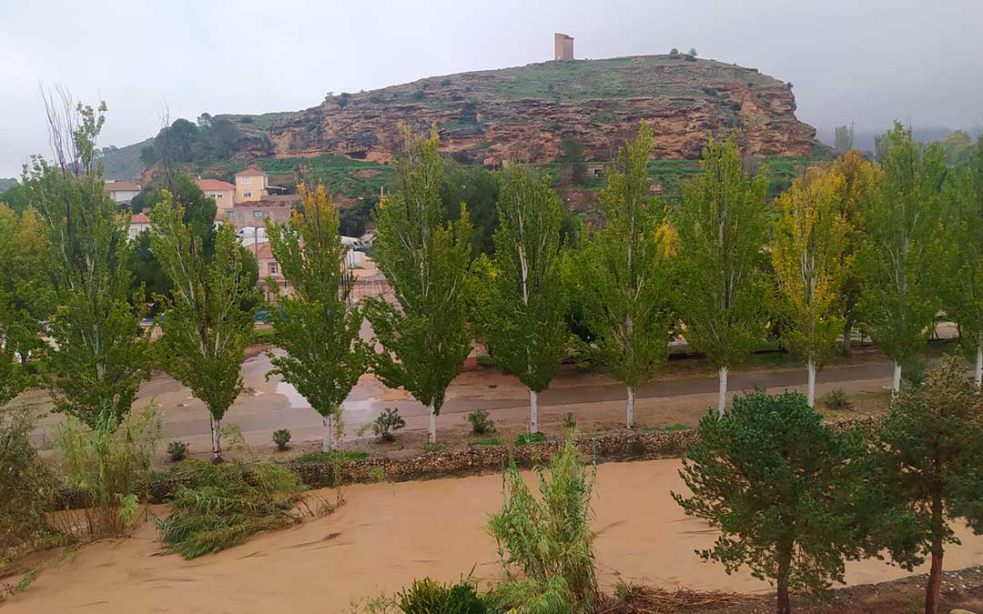 El río Martín anegando parte de la zona deportiva y natural. / L.C.