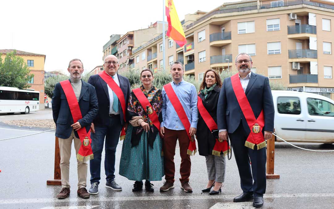 Alcaldesa junto con concejales de Caspe en el izado de bandera./ Sandra Jiménez