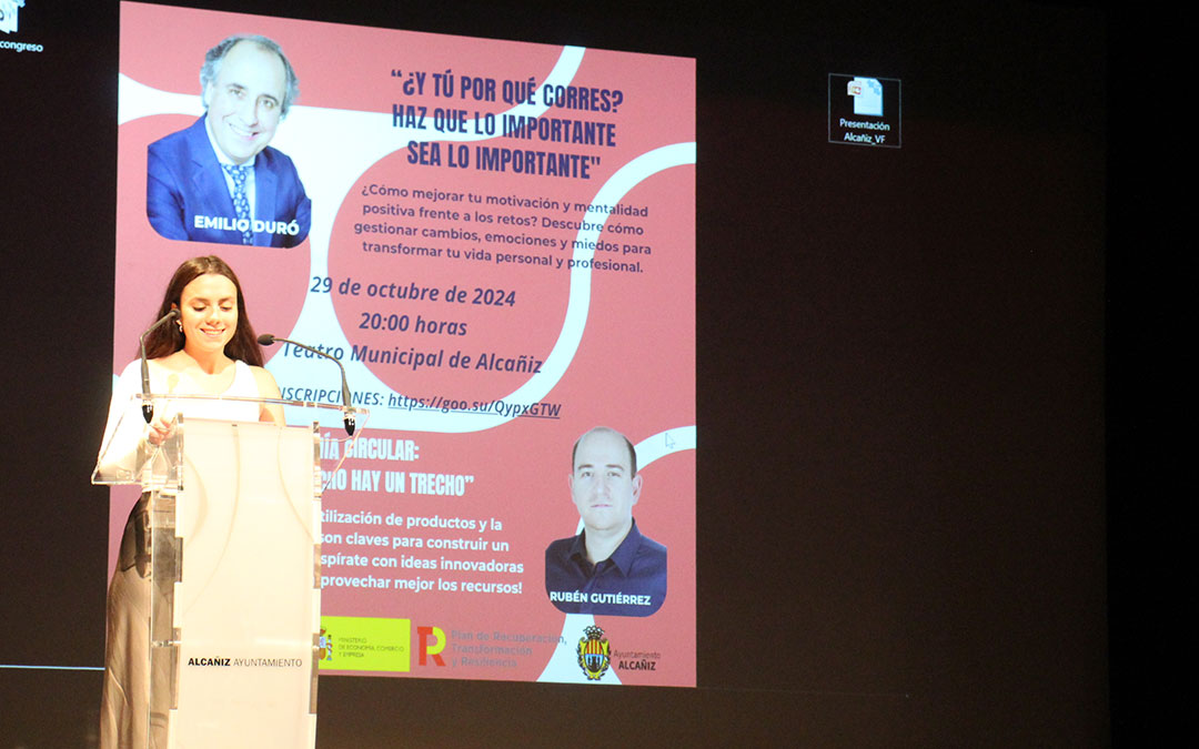 La periodista de La COMARCA Alba Zurita condujo el acto. / B. Severino