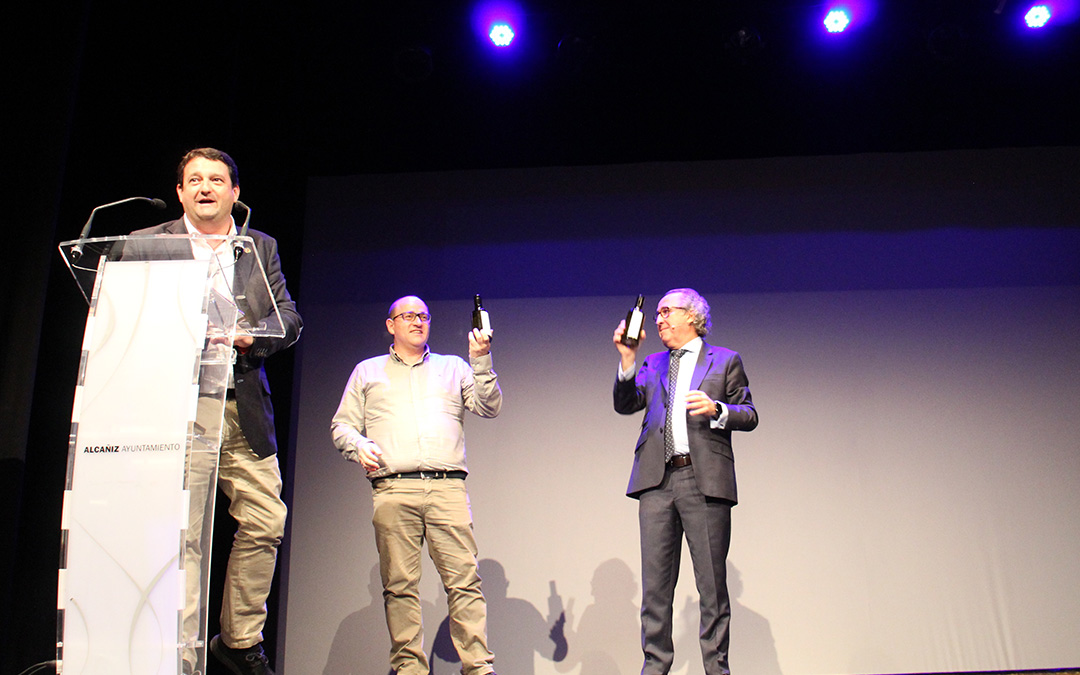El alcalde de Alcañiz, Miguel Ángel Estevan, con Rubén Gutiérrez y Emilio Duró tras hacerles entrega de Aceite DOP de Reales Almazaras. / B. Severino