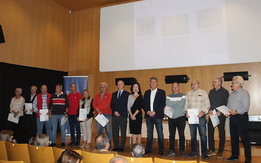Monge, Bayod y Orrios, con parte de los alumnos que recogieron sus diplomas por haber superado 3 y 6 cursos. / B. Severino
