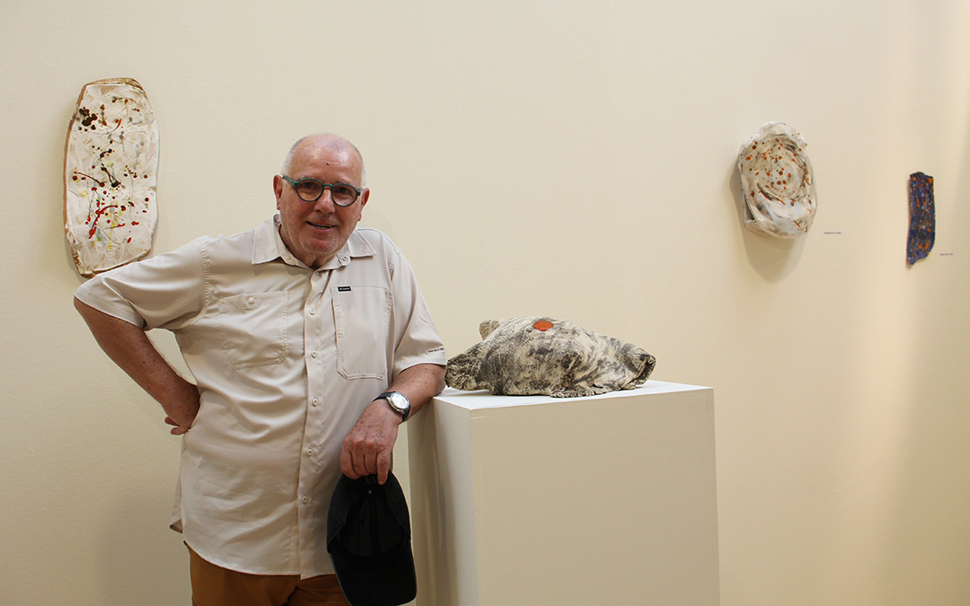 Fidel Ferrando posa con las obras en gres y terracotta que ha esculpido como homenaje a Alcañiz. / B. Severino