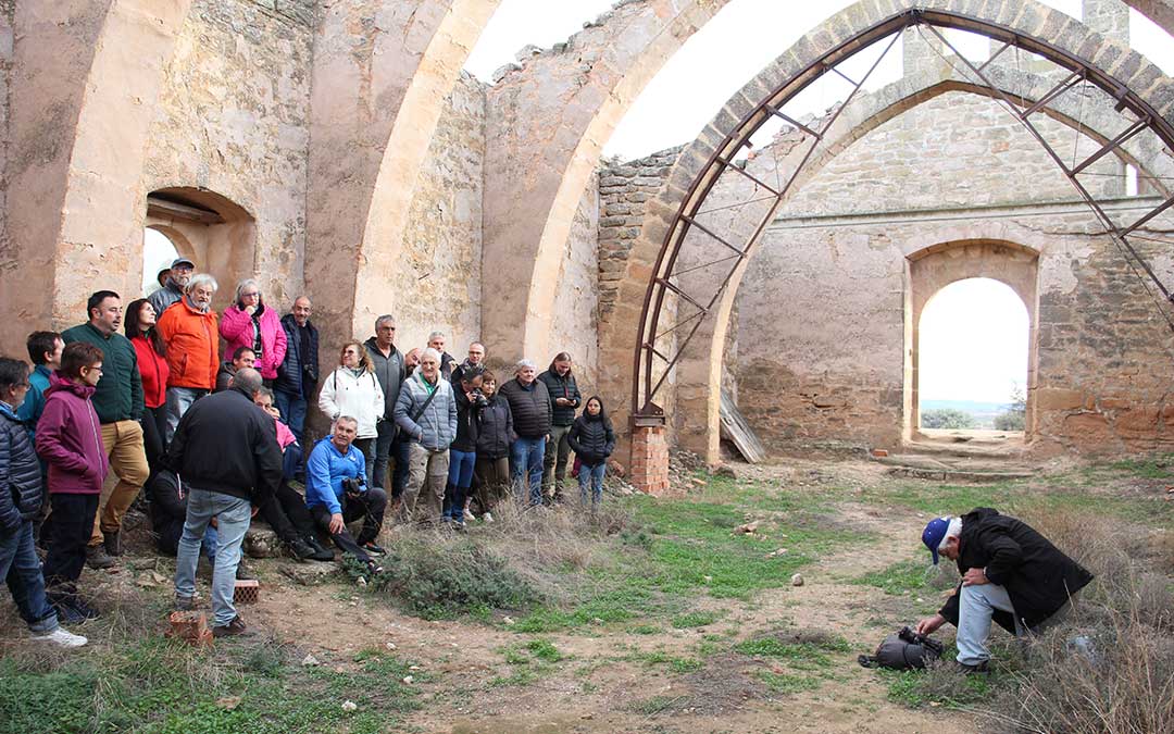 Fray Fernando preparando la cámara para la foto grupal en San Miguel. / B. Severino