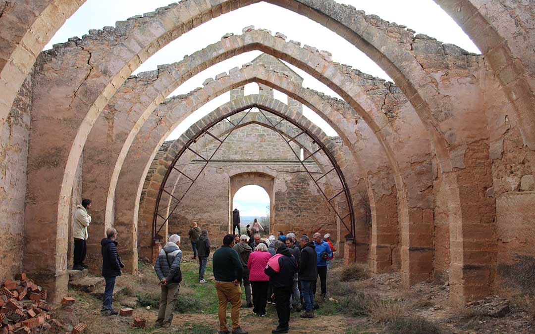 Inspeccionando el interior de la ermita de San Miguel de Alcañiz. / B. Severino