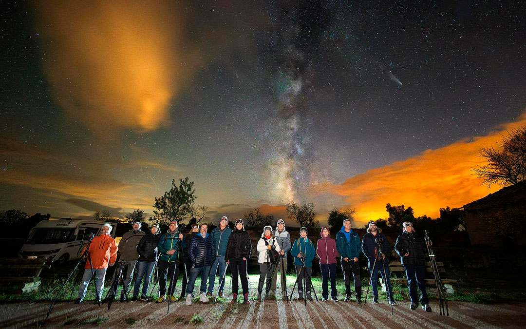 Taller de iluminación y trabajo en equipo de fotografía nocturna con la Vía Láctea y el cometa encima. / Ramón Pérez @ramoon