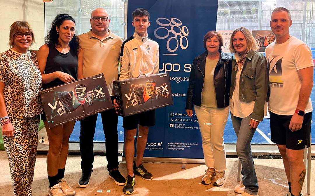 Parte de la junta, con la organización, patrocinadores y ganadores de los packs de pádel sorteados en el torneo. / AECC