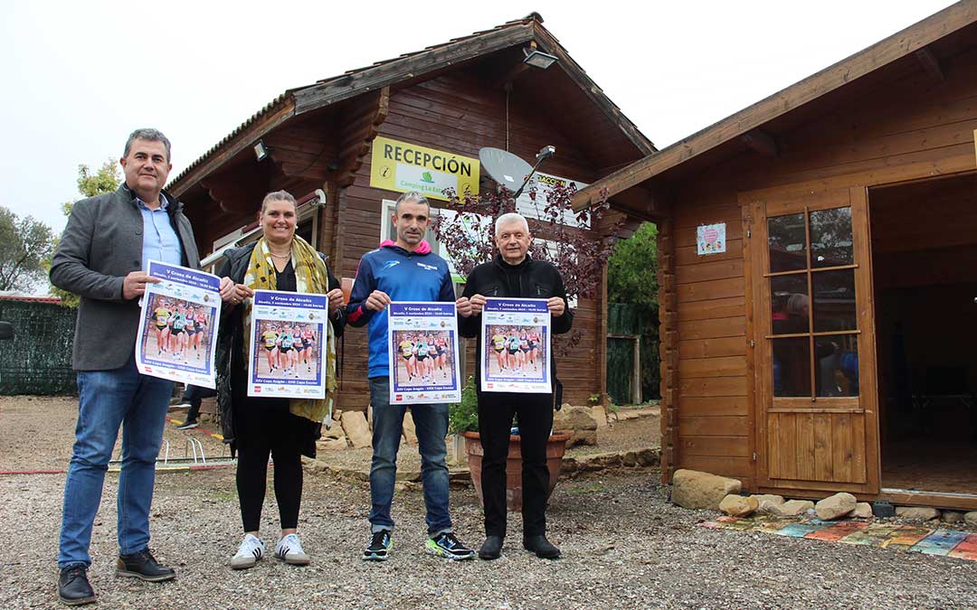 Eduardo Orrios, Carmen Morfioli, Luis Lizana y Santi Chivite, en la presentación del Cross en el Camping La Estanca. / B. Severino