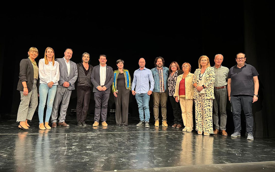 Foto final de la directora de la Fundación SIP con los ediles municipales, Berna, y los vecinos que leyeron. / Ayto. Alcañiz