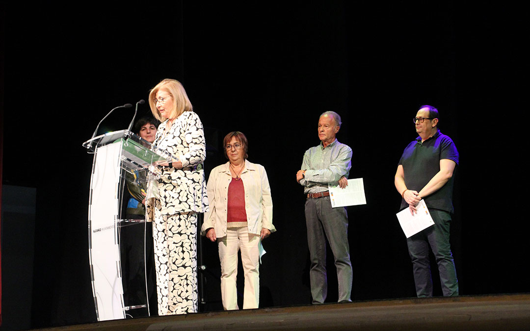 Nati Magallón, Divina Ibáñez, Ignacio Aguiló y David Arrufat leyeron la ley ante la mirada de la directora de la fundación SIP, María Jesús Luna. / B. Severino