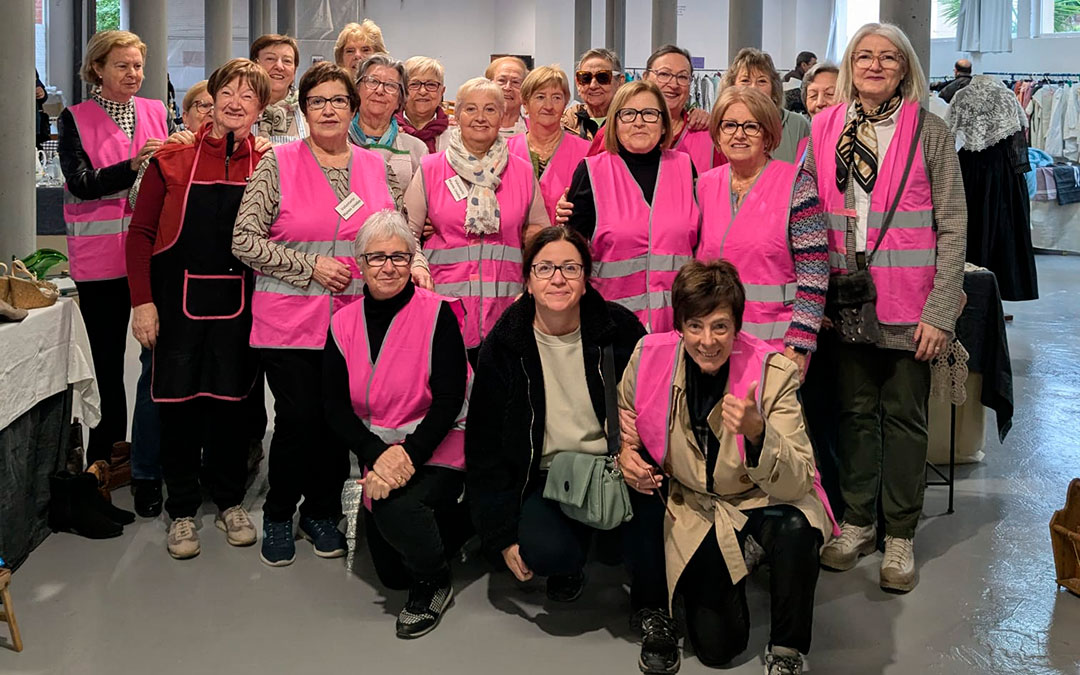Foto de grupo de las voluntarias antes de la apertura del primer domingo. / Voluntariado Manos Unidas