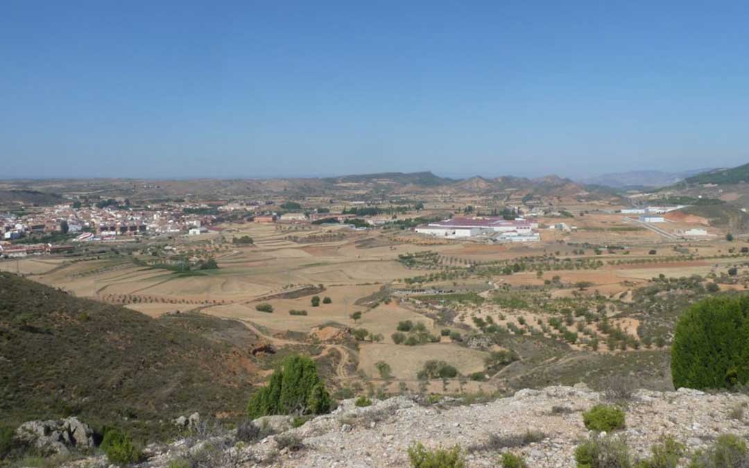 Vista de Andorra desde el Cabecico de la Cueva. Campos de cultivo, polígono industrial y al fondo explotación minera./ CEA Ítaca Andorra.